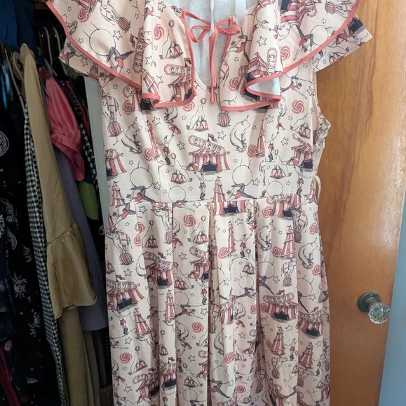 Voodoo Vixen Cream Circus Dress with Belt - Picture 2 of 2